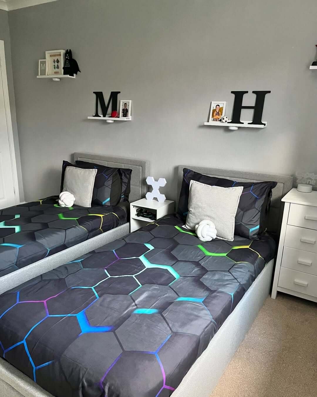 Dynamic hexagonal bedding enhances creativity and style