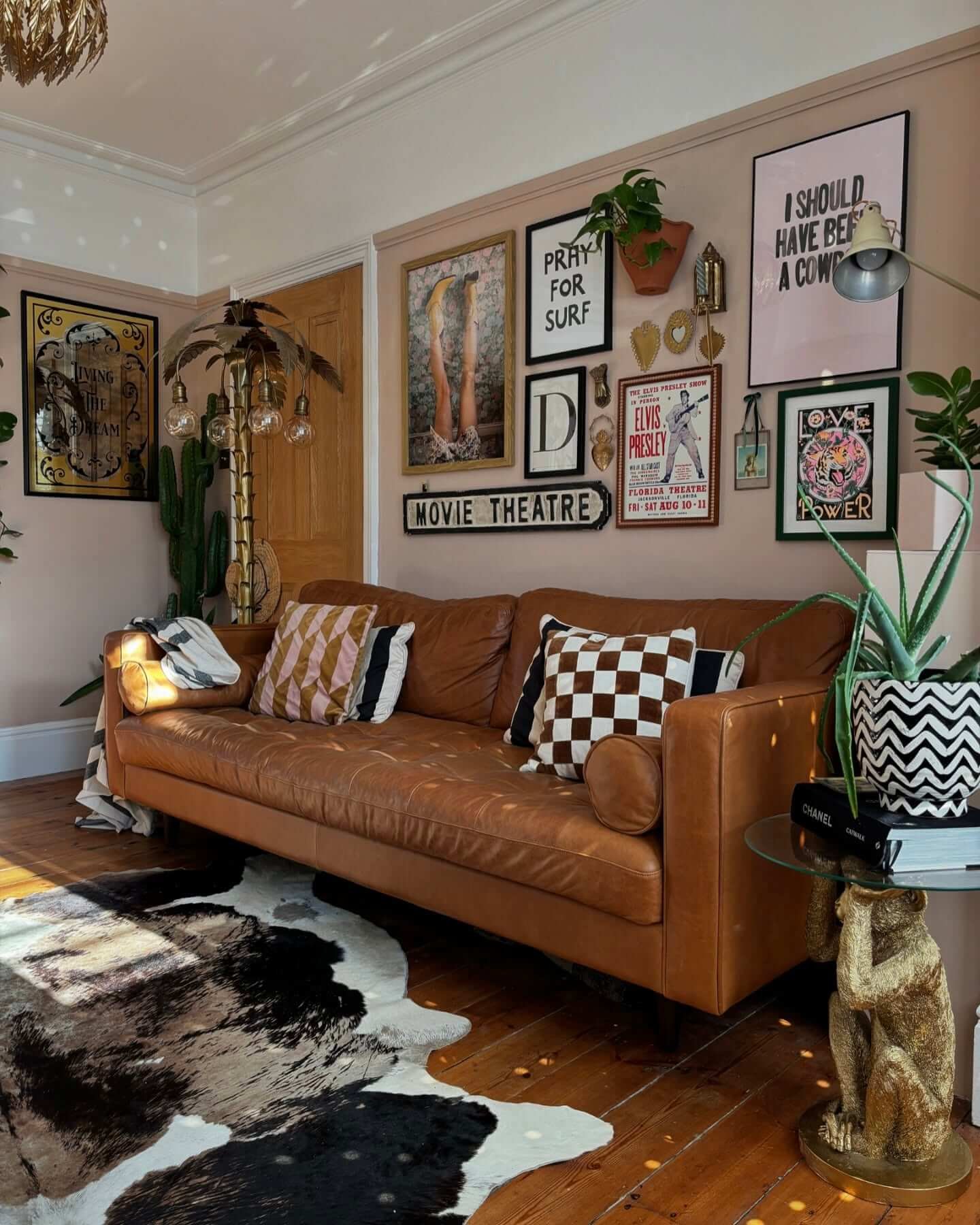 Creating a cozy and stylish living room with textures and colors
