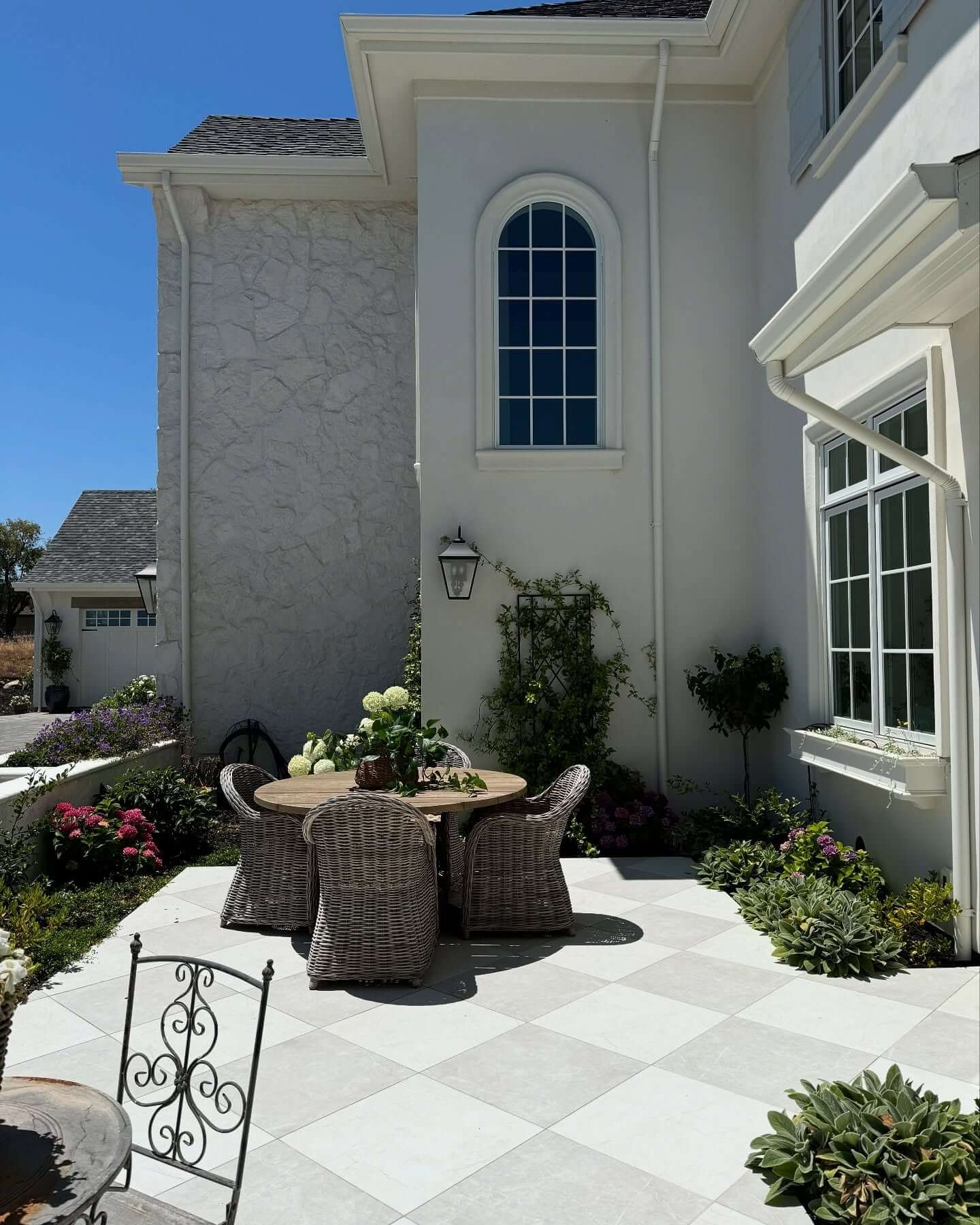 Charming Patio Decor Inspiration