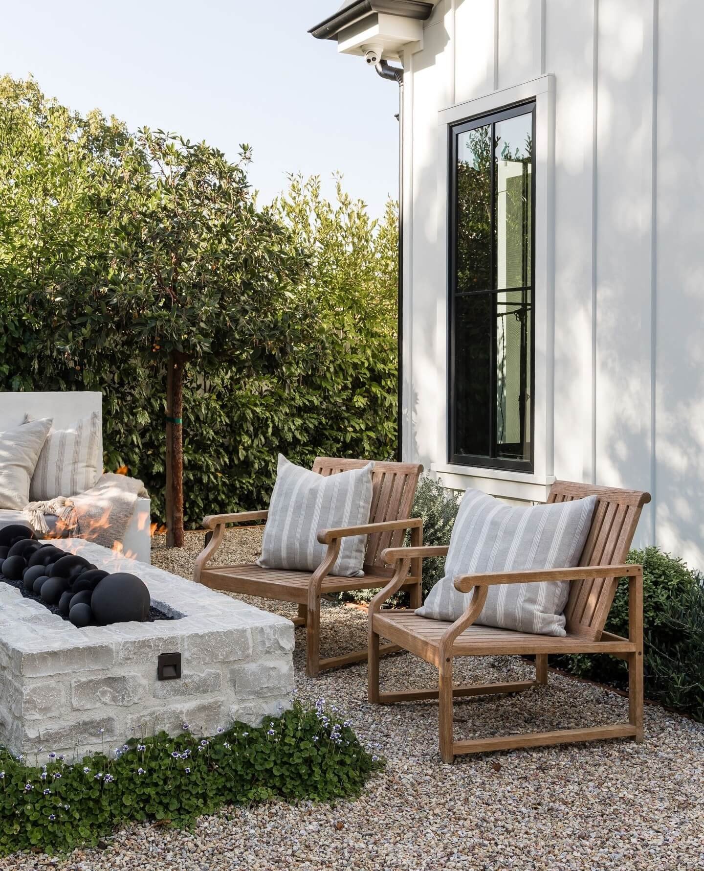 Elegant concrete fire pit design