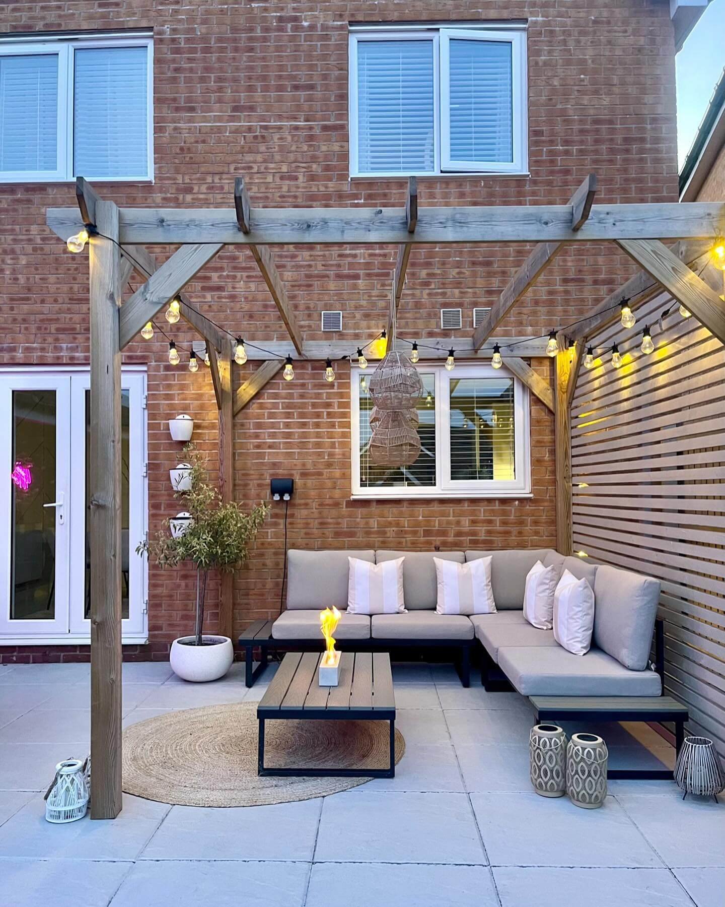 Inviting evenings under glowing lights