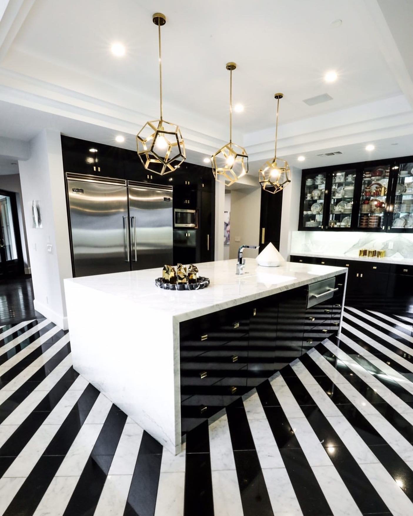 Geometric Luxury in Contrast